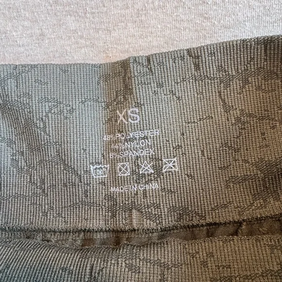 NVGTN Breakthrough Seamless Set Leggings XS and Sports Bra S - Picture 4 of 9